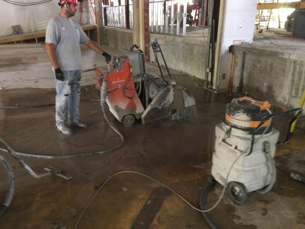 Démolition intérieure avec pelle mécanique dans bâtiment commercial à Drummondville